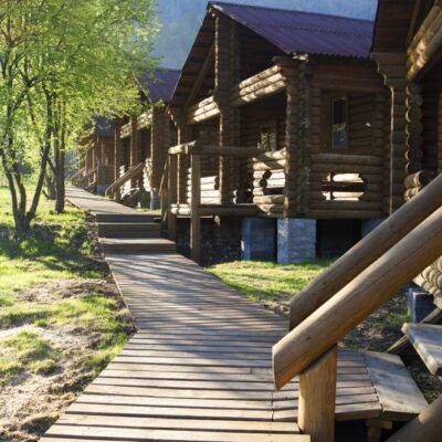 6 tips to find deals on family-friendly cabins